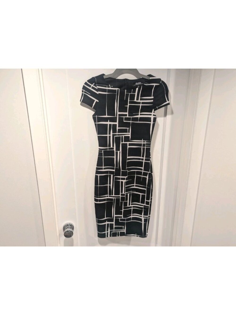 Short Sleeve Bodycon Sheath Dress Black And White Geometric Pattern Lulus XS